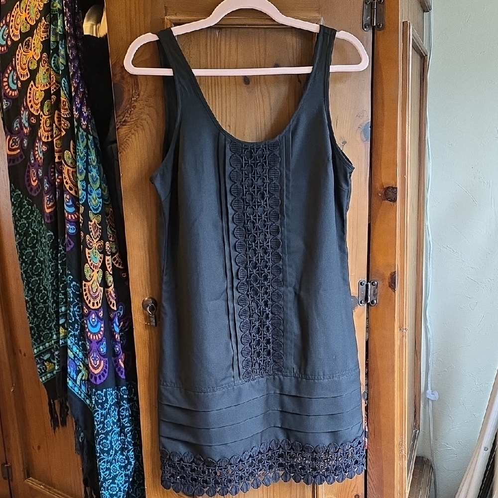 Chic Black Sleeveless Dress with Lace Accents